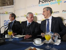 El presidente de la CEG, José Manuel Fernández Alvariño, en el centro