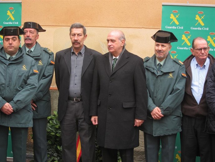 Ministro Jorge Fernández con la víctima del atentado de Vic C.Barragán