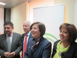 Sánchez Rubio (2ª dcha.) informa del servicio Salud Responde en su X aniversario