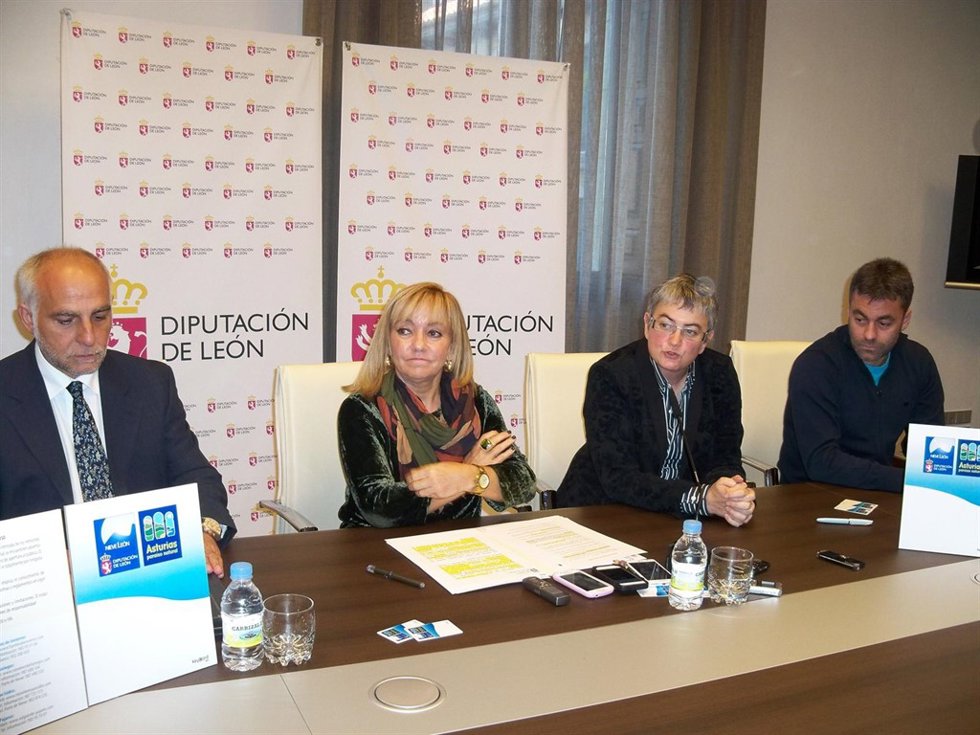 Ana González (segunda por la drcha) e Isabel Carrasco firman el convenio