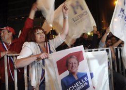 Chilenos apoyan a Bachelet