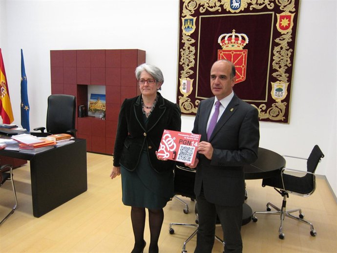 La consejera Lourdes Goicoechea y el presidente del Parlamento, Alberto Catalán.