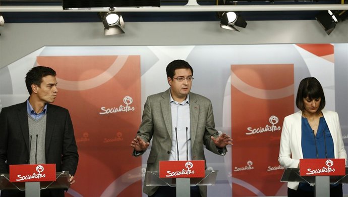 Óscar López, María González y Pedro Sánchez en Ferraz