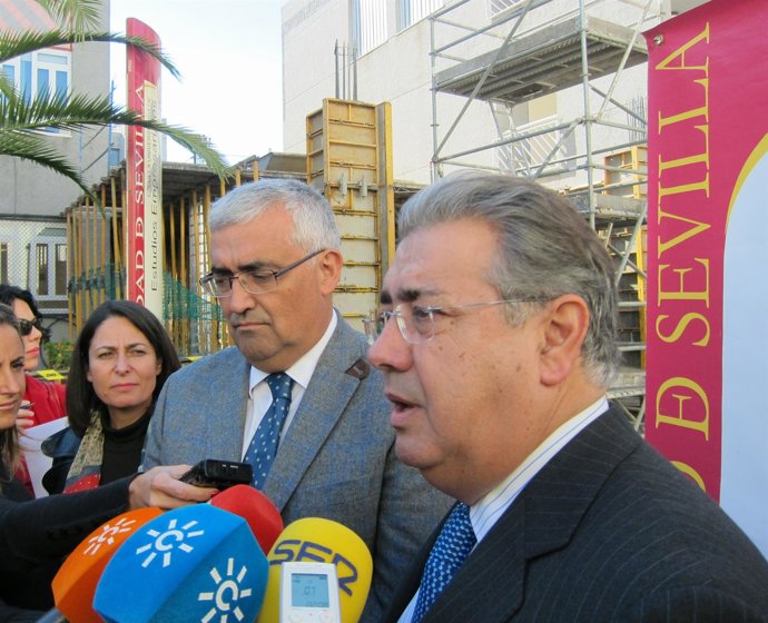 El alcalde de Sevilla, Juan Ignacio Zoido, y el rector de la US Antonio Ramírez 