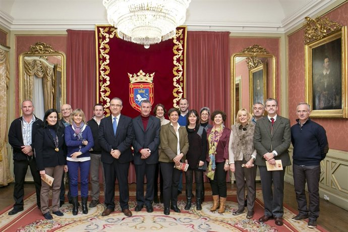 Representantes del Ayuntamiento de Pamplona y de La Bastide Clairence.