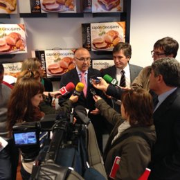 Medrano (I) y Jiménez (D) ateienden a los medios