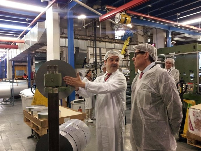 Arturo Aliaga visita Polibol con los responsables de la empresa.