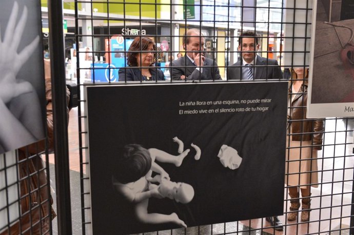Exposición de fotos ADIF y ayuntamiento málaga contra violencia de genero