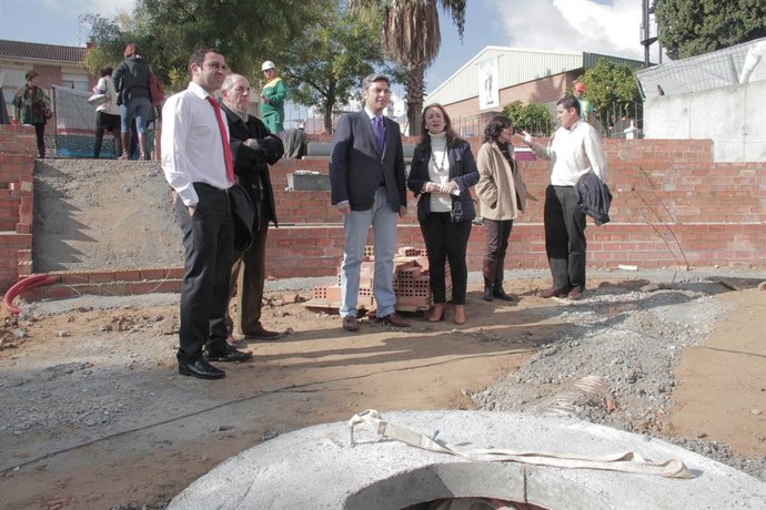 Visita de Andrés Lorite y Laura Ruiz a la barriada de Alcolea