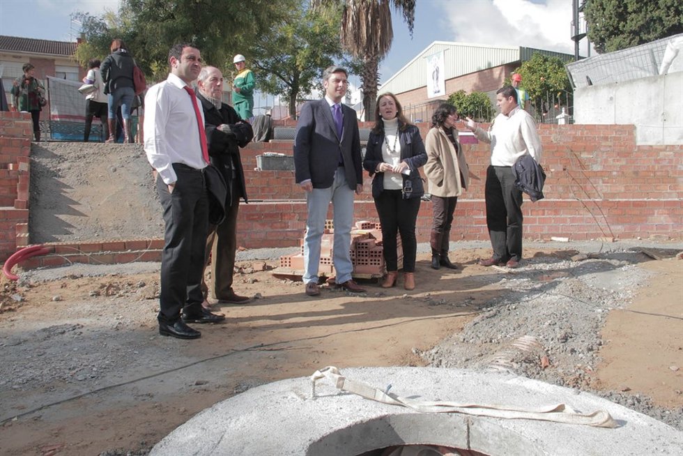 Visita de Andrés Lorite y Laura Ruiz a la barriada de Alcolea
