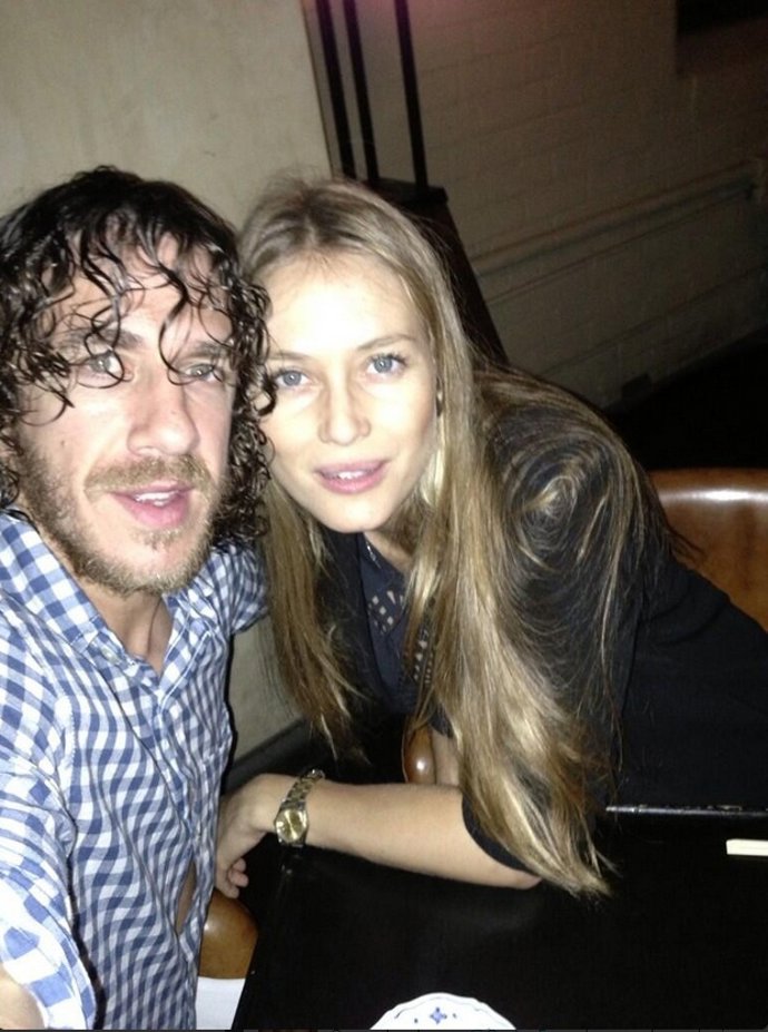 Carles Puyol y Vanesa Loernzo