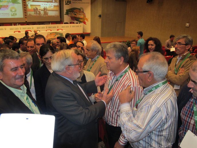 El ministro Arias Cañete departe con Julio López