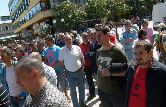 Trabajadores de Sniace frente al Ayuntamiento de torrelavega