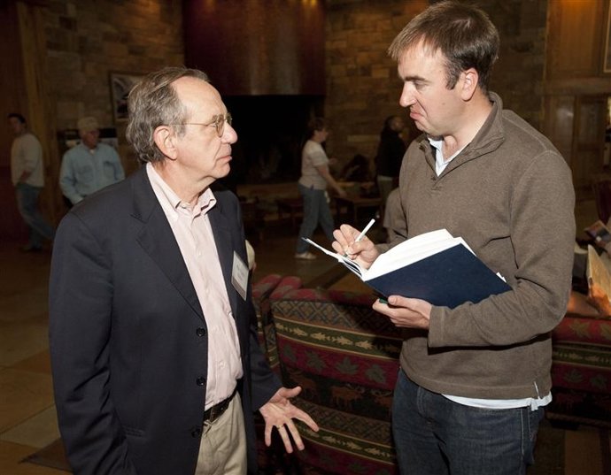 Imagen de archivo del economista jefe de la OCDE, Pier Carlo Padoan (a la izquie