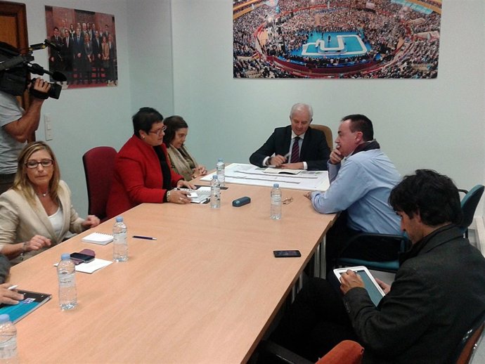 Eloy Suárez (PP) con vecinos de la Avenida Cataluña