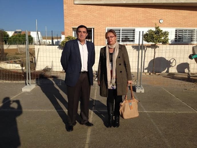 El delegado de Educación, Vicente Zarza, en el CEIP Triana de Trigueros. 