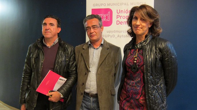 Sánchez junto a Hernández y la directora de la EOI