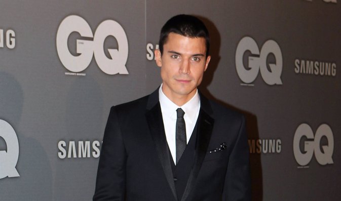 Alex González por fin se deja conocer en los premios gq hombre del año