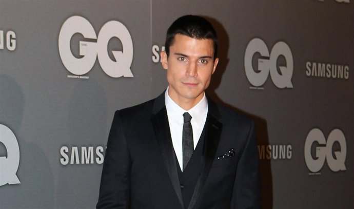 Alex González por fin se deja conocer en los premios gq hombre del año