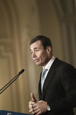 Tomás Gómez en el desayuno presentado por Chacón