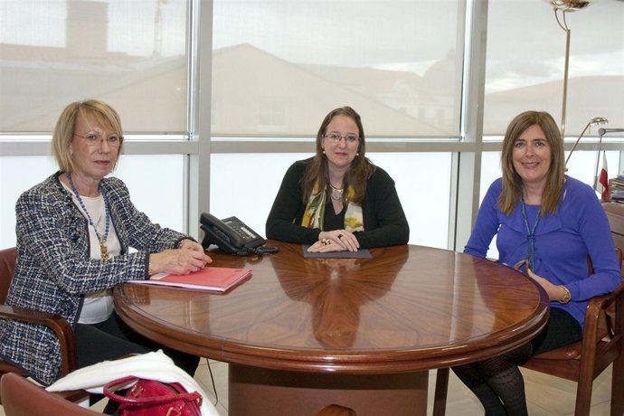 La consejera con la presidenta del Colegio