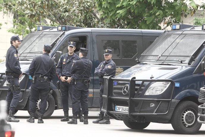 Policías frente a las puertas del Congreso