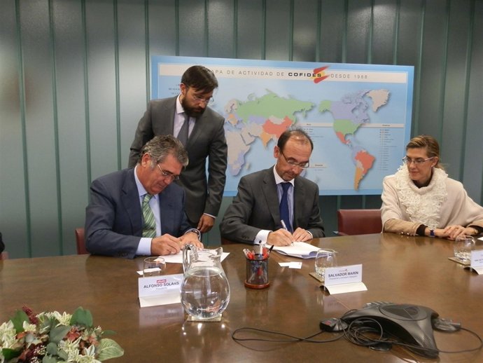 Firma del acuerdo de financiación entre Cofides y Pikolin