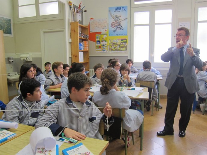 Alumnos realizan pruebas para detectar si tienen problemas de visión