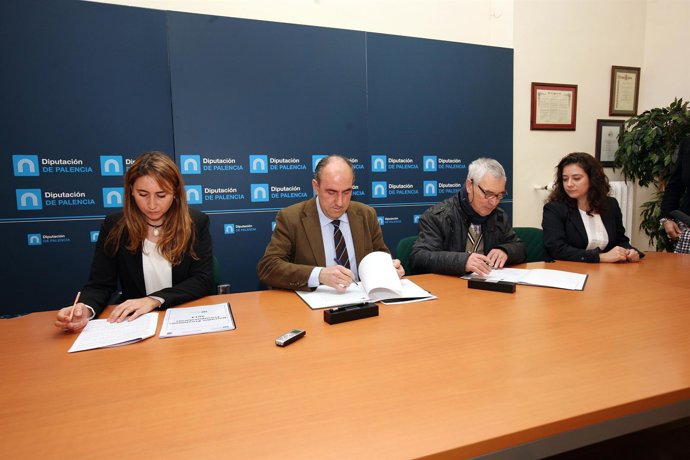 José María Hernández, en el centro, firma el convenio con Adeco