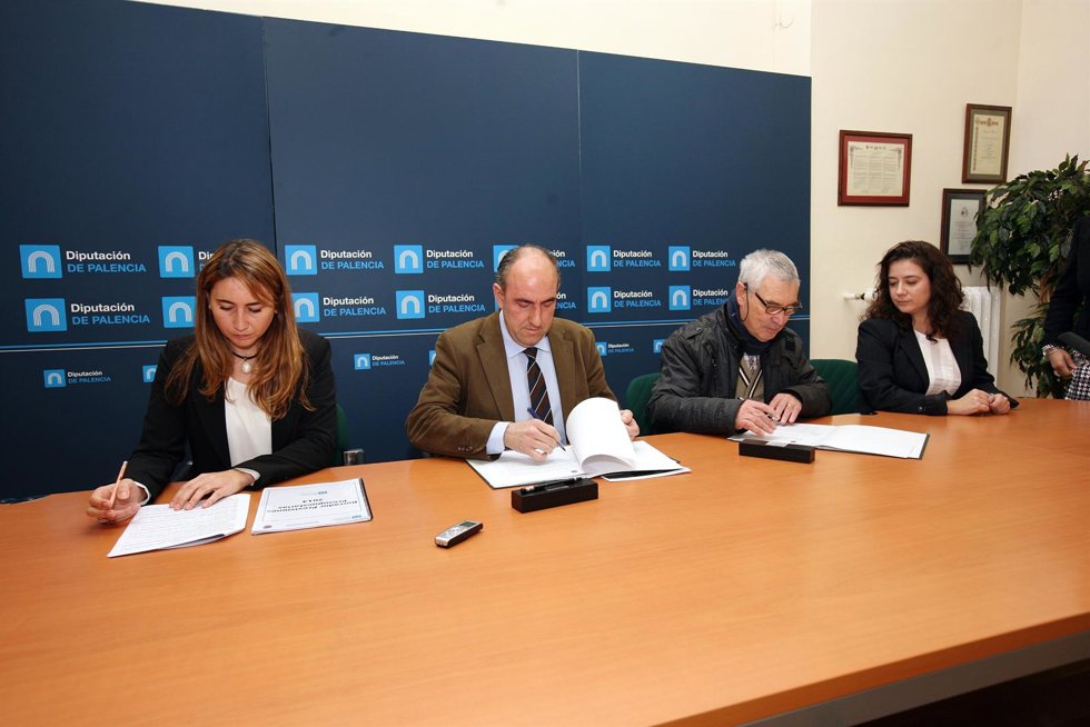 José María Hernández, en el centro, firma el convenio con Adeco