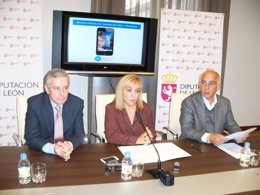 Carrasco (centro) presenta la oferta de la provincia de León en Intur