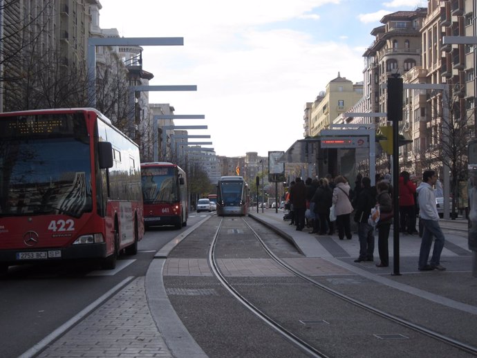 Autobuses urbanos y tranvía a su paso por Independencia