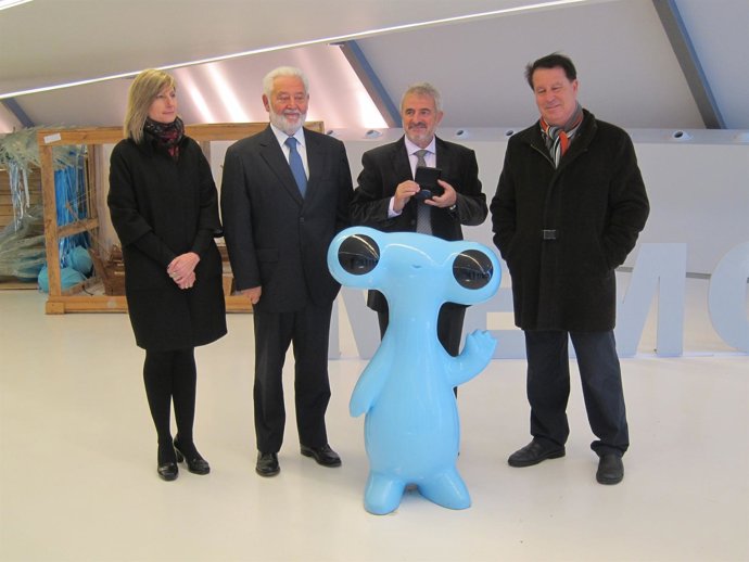 El secretario general del BIE entrega Medalla de Oro a Paco Pellilcer