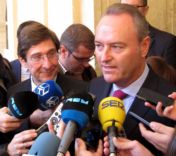 Fabra atiende a los periodistas junto al presidente de Bankia.