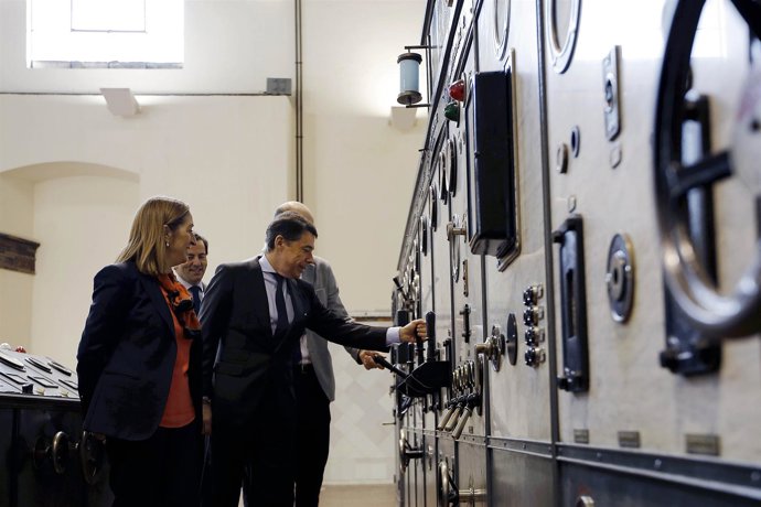 González con la ministra de Fomento en la nave de motores de Metro