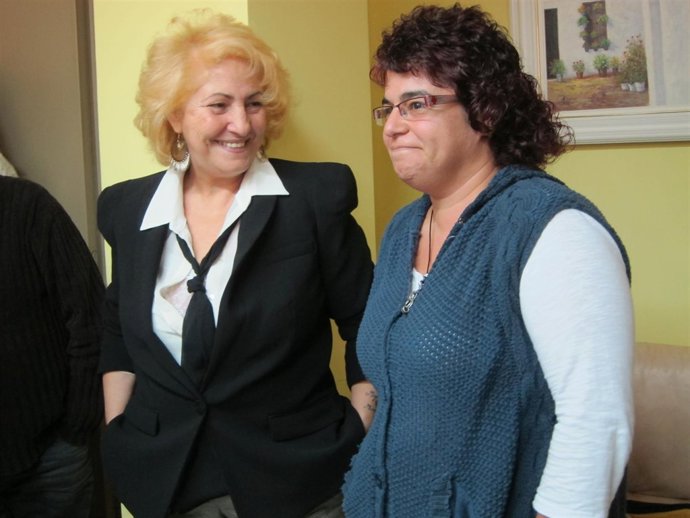 Carmen Flores (presidenta del Defensor del Paciente) y Rocío (madre afectada)