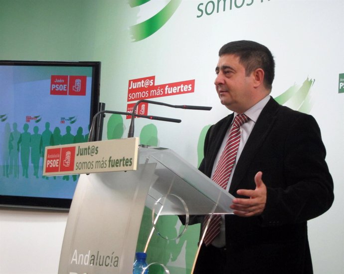 El secretario general del PSOE de Jaén, Francisco Reyes, en rueda de prensa.