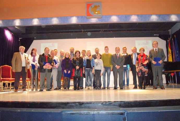 Dolores Sánchez (centro) con los galardonados