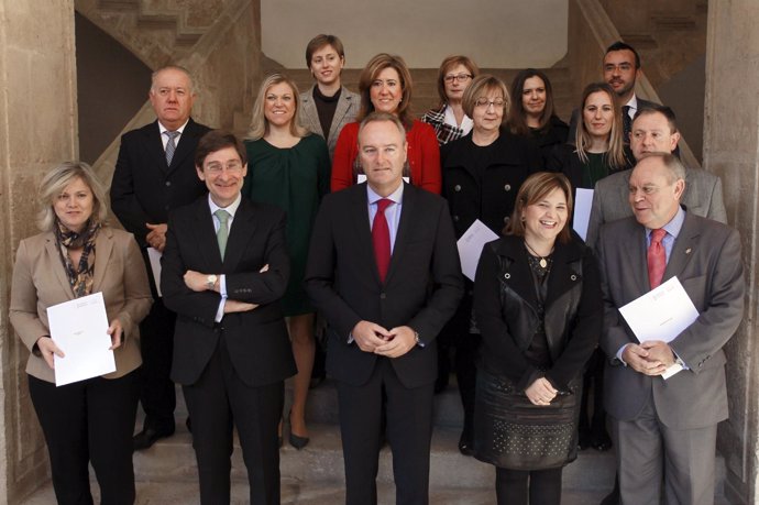 Goirigolzarri, Fabra y Bonig con los representantes municipales.