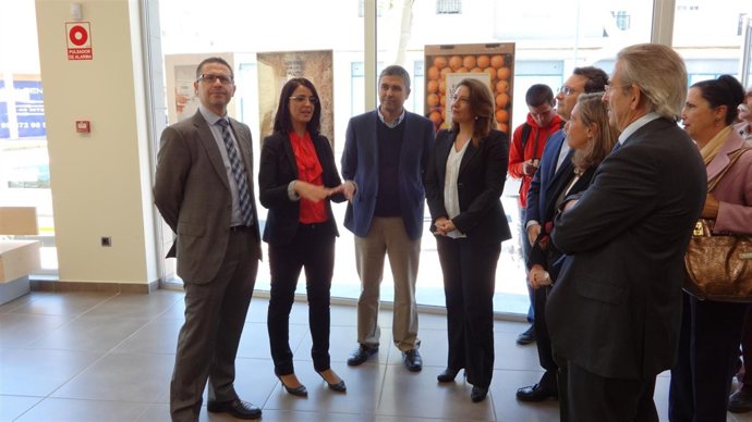 Carmen Crespo en la nueva oficina de Correos en Dos Hemanas (Sevilla)