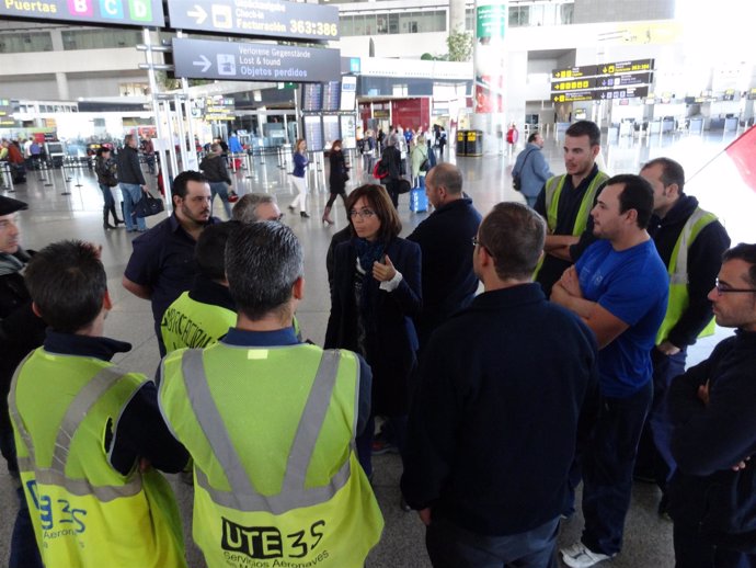 María Gámez con trabajadores del aeropuerto de Málaga