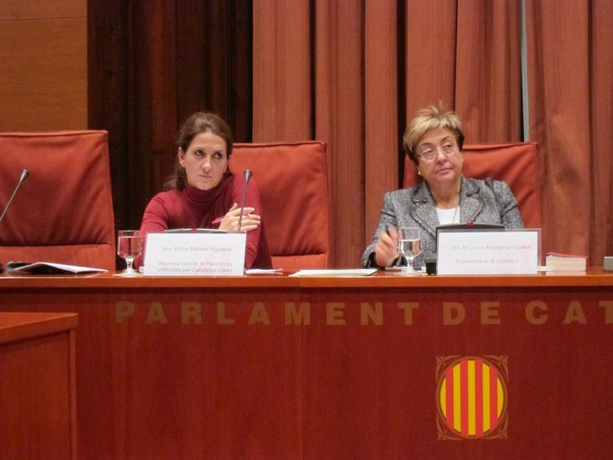 Elvira Màrmol (Afectados por CatalunyaCaixa) y la diputada Dolors Montserrat