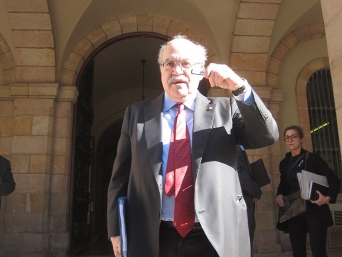 El conseller A.Mas-Colell entrega los Presupuestos