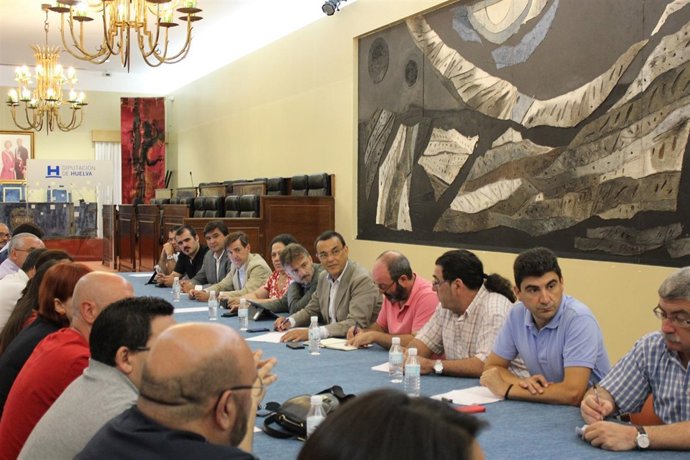 Reunión de la Plataforma en defensa de la línea Huelva-Zafra en la Diputación.