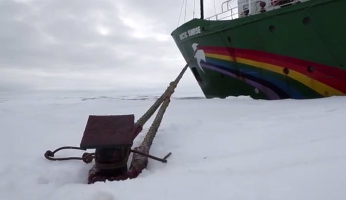 Barco de Greenpeace en el Ártico
