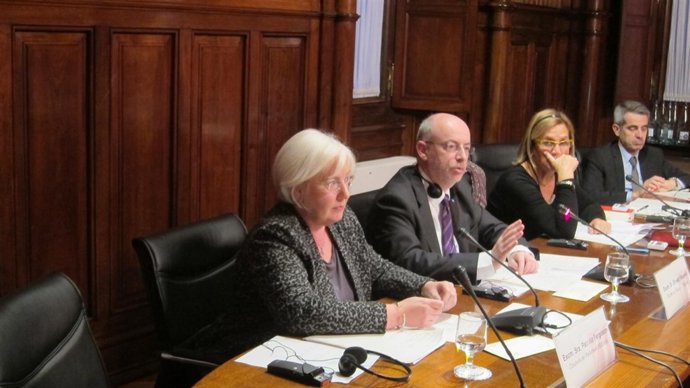 Patricia Ferguson, Stweart Maxwell, Núria De Gispert y el letrado del Parlament 