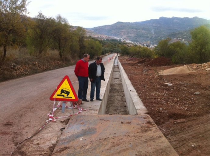 José Castro visita el canal de desagüe que se construye en la JA-9114