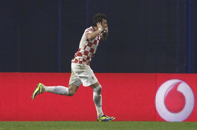 Mario Mandzukic anota el 1-0 ante Islandia
