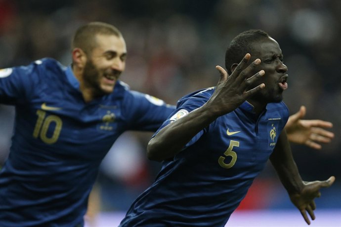 Sakho y Benzema celebran un gol con Francia