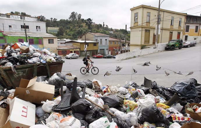 Acumulación de basura en lValparaíso por la huelga municipal.